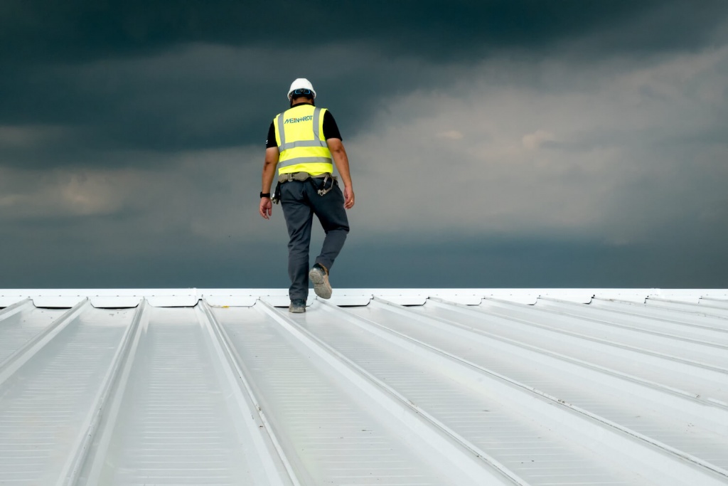 how to choose a commercial roofing contractor