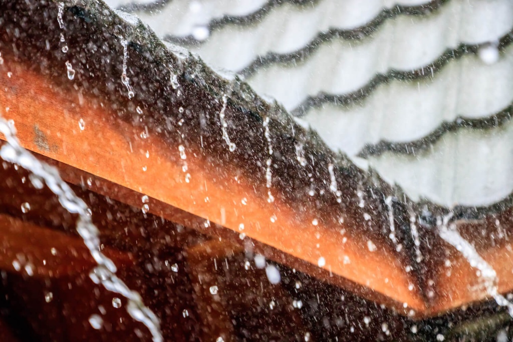Best Ways To Keep Your Roof Safe In All Seasons