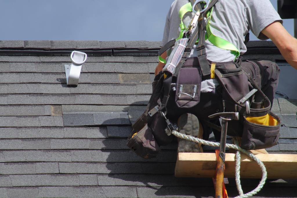 What to Do When You Need Emergency Roof Repairs
